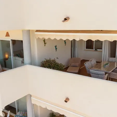 With Pool And Private Terrace With Sea Views In Elviria