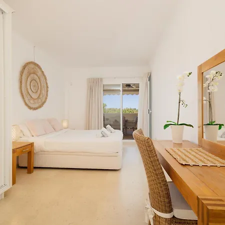 With Pool And Private Terrace With Sea Views In Elviria Marbella