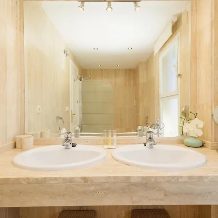 With Pool And Private Terrace With Sea Views In Elviria *