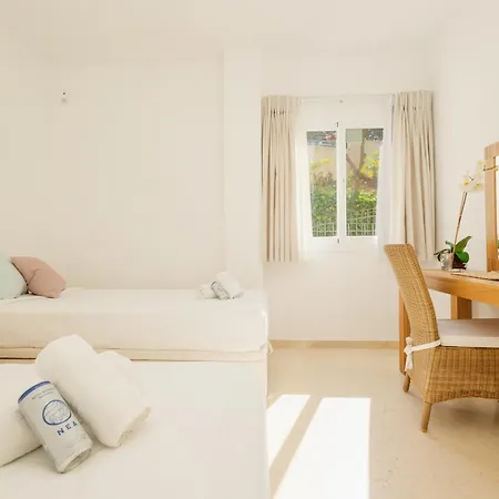 Apartment With Pool And Private Terrace With Sea Views In Elviria *
