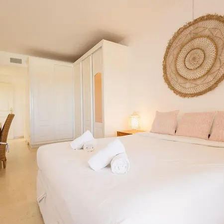 With Private Terrace, Just 10 Minutes By Car From Elviria Beach, Apartmán
