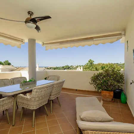 Apartment With Pool And Private Terrace With Sea Views In Elviria *