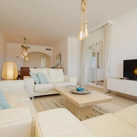 With Private Terrace, Just 10 Minutes By Car From Elviria Beach, Apartmán Marbella