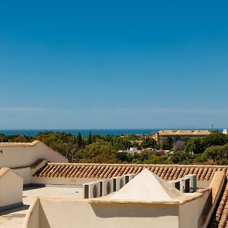 With Pool And Private Terrace With Sea Views In Elviria Marbella