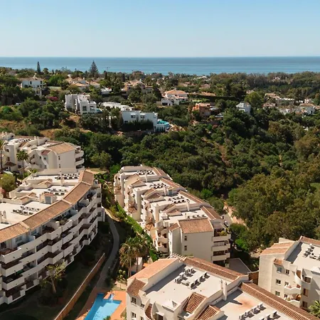 With Pool And Private Terrace With Sea Views In Elviria Marbella