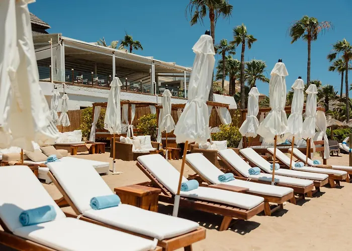 With Private Terrace, Just 10 Minutes By Car From Elviria Beach, Appartement Marbella