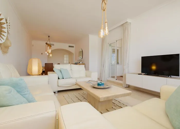 With Private Terrace, Just 10 Minutes By Car From Elviria Beach, Apartament Marbella